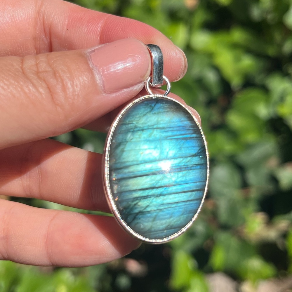 Silver plated flashy‎ labradorite oval pendant 1670
